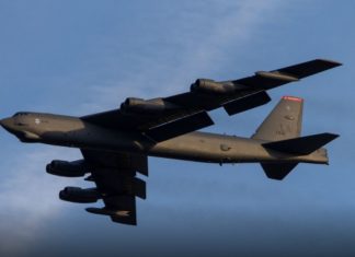 Gjashtë bombardues amerikan B-52 mbi qiellin e Maqedonisë së Veriut (FOTO)