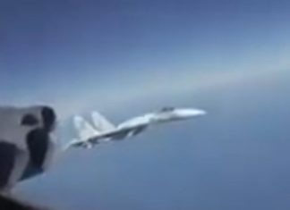 Momenti kritik: Aeroplanët amerikanë dhe rusë gati sa nuk u përplasën në ajër (VIDEO)