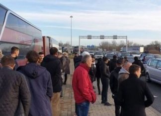 Tallje me shqiptarët, mbyllet sërish kufiri në Kapshticë, u plotësua kuota ditore e kalimeve