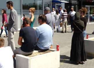 Radhë dhe pritje me orë të tëra para bankave (VIDEO)