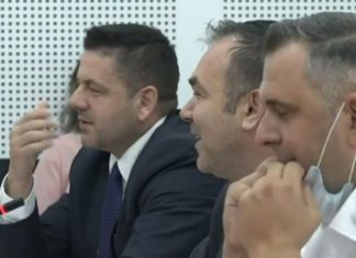 “Plasin” në të qeshura deputetët e Kuvendit të Kosovës: Kështu e quan Bekë Berisha, Xhelal Sveçlën
