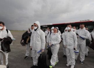 Arrijnë në Kosovë mjekët nga Italia, do të ndihmojnë në sfidën kundër Covid-19