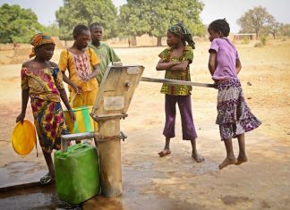 Shqiptarët hapin puse uji në Azi e Afrikë (VIDEO)