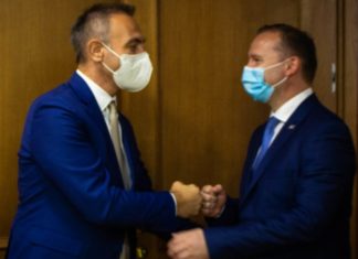 Artan Grubi pret Ministrin e Shëndetësisë së Kosovës Armend Zemaj: Kufijtë mes nesh duhet të hapen