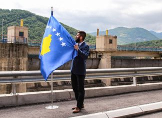 Flamuri i Kosovës vendoset tek Liqeni i Ujmanit