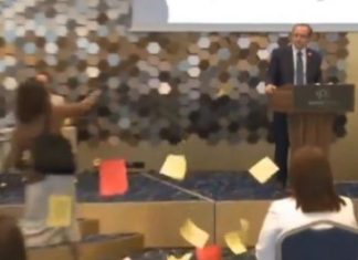 Hotit i hidhen letra në fytyrë: Momenti kur disa aktiviste ia ndërprejnë fjalimin