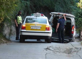 Policia kontrollon automjetet që kalojnë përreth ndërtesës ku jeton Jankulloska