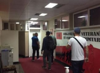 Situatë e acaruar, zyrtarëve të Speciales i jepen 10 minuta afat për të lëshuar zyrat e OVL të UÇK-së