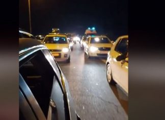 Arrin policia në vendin ku protestuesit kanë bllokuar autostradën Tetovë – Shkup (VIDEO)