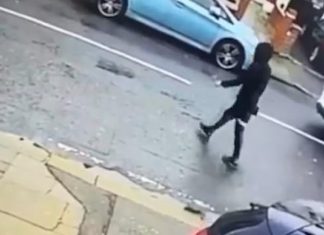 Kur pa se gruaja me hixhab po kalonte rrugën, shoferi i furgonit në Londër kthehet pas dhe e godet, kamerat e sigurisë filmojnë gjithçka (VIDEO)