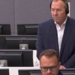 Hysni Gucati arrin te familja në Skenderaj, nëna e pret mes lotësh