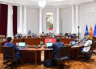 Qeveria vendosi: Maskat obligim kudo, vetëm 4 mysafirë mund ti pranoni në shtëpi