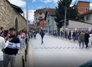 Tetovë, nxënësit protestojnë kundër mësimit “online”