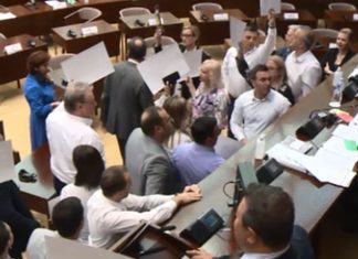 Deputetët bllokohen në Kuvend, akuzon VMRO-DPMNE (VIDEO)