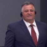 I buzëqeshur, kollaren me flamurin kuqezi, si e priti Haradinaj dënimin në Hagë