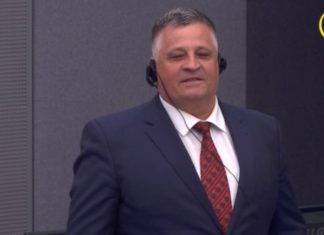 I buzëqeshur, kollaren me flamurin kuqezi, si e priti Haradinaj dënimin në Hagë