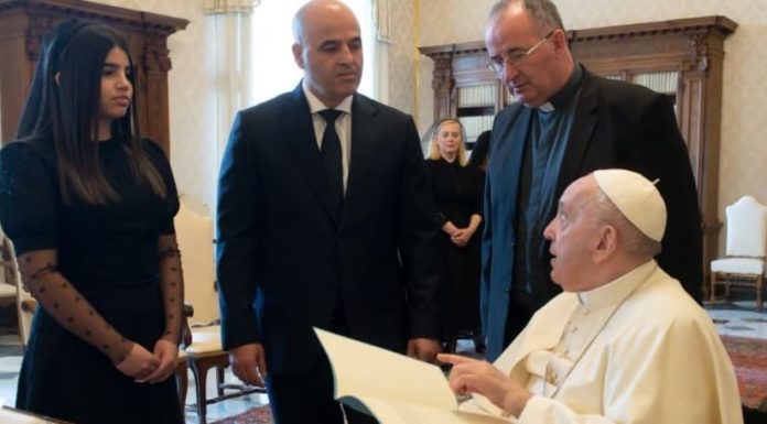 kovacevski-papa-t_102