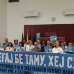 “Ik andej hej sus”, deputetët e VMRO-DPMNE-së me pankarta në Kuvend kërkuan dorëheqjen e Talat Xhaferit