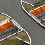Info Shqip: Një urë e pazakontë që i ka vendosur gjërat përmbys
