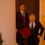 Koloneli misterioz që barte çantën e Putinit me kodet e armëve bërthamore, qëllohet me armë në shtëpinë e tij, vëllai e gjeti të plagosur