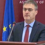 Aziri: Shteti përfiton nga çmimet e naftës, qytetarët plaçkiten e varfërohen