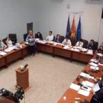 Deputetja e VMRO-DPMNE-së Dafina Stojanovski merr në dorë mikrofonin: Nuk largohem, do të më dëgjoni