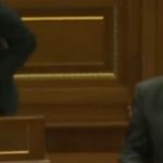Moment qesharak, deputeti Shala kritikonte Kurtin për mosprani në Kuvend, teksa ai ishte prapa tij