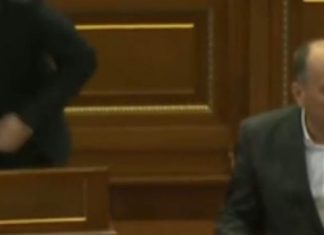 Moment qesharak, deputeti Shala kritikonte Kurtin për mosprani në Kuvend, teksa ai ishte prapa tij
