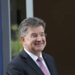 Lajçak arrin në Prishtinë, takohet me kryeministrin Kurti