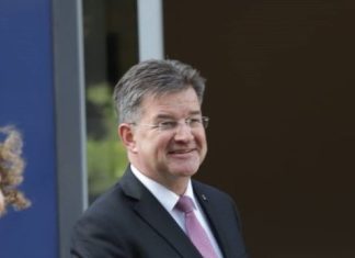 Lajçak arrin në Prishtinë, takohet me kryeministrin Kurti