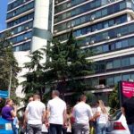 “Ai që do të protestojë, nuk do të marrë rrogë”, të punësuarit e Drejtorisë së Librave Amë sërish dolën në protestë