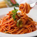 E bëni këtë gjë kur gatuani spaghetti? Kuzhinieri i famshëm thotë se është një gabim i madh