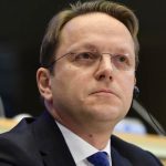 I quajti eurodeputetët “idiotë”, Varhelyi shprehet i penduar: Kërkoj falje
