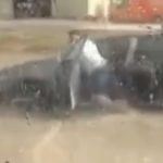 Pamje nga stuhia që goditi Prishtinën: Qytetari duke shtyrë veturën mes ujit (VIDEO)