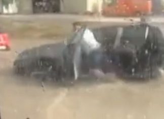 Pamje nga stuhia që goditi Prishtinën: Qytetari duke shtyrë veturën mes ujit (VIDEO)