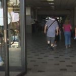 Mërgimtarët ankohen për pritje të gjata për nxjerrjen e dokumenteve: Nuk u del pushimi për të marrë pasaportë të re