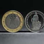 Eksperti përgjigjet: Përse frangu vlen më shumë se euro dhe cilat janë pasojat