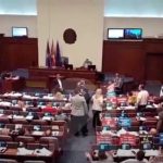 Incident në Kuvend, përplaset Kostovski me Apasievin (VIDEO)
