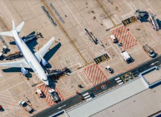 “Përvëlohet” Britania e Madhe, shkrin pista e aeroportit të Luton (VIDEO)