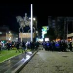 Pamje nga aksioni policor i arrestimit të protestuesve para Kuvendit (VIDEO)