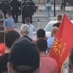 Protestuesit brohorasin: “Bullgar Osmani, Partizanët po vijnë” (VIDEO)
