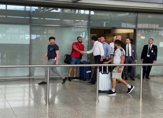 Kur s’ki çka bon të dieleve: Kurti del i pret mërgimtarët në Aeroport, iu flet për një vendim të Qeverisë