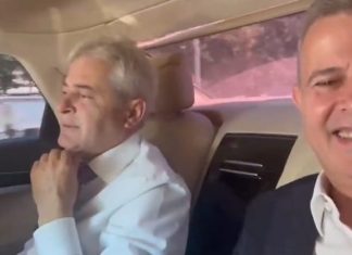 Ali Ahmeti këndon me çifteli pas miratimit të propozimit francez (VIDEO)