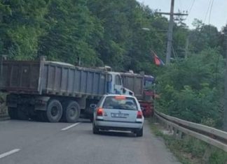Shtohen tensionet: Kosova mbyll dy dogana, serbët nisin revoltën me barrikada në rrugë