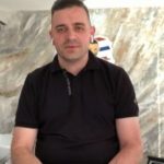 Berberi shqiptar bën gjestin e veçantë për Bajram, qeth falas veteranët dhe personat në nevojë