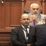 “O i pafytyrë, o burracak”, Sali Berisha i shkon përballë Edi Ramës, e ndalë sigurimi (VIDEO)