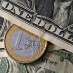 Barazoi dollarin, pse po bie euro?
