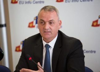 “Diskriminon Kishën Malazeze,” gazetari: Tre skenarët për fatin e Abazoviçit pas marrëveshjes me Kishën Serbe