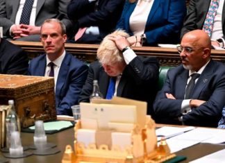 Boris Johnson dorëhiqet si kryetar partie