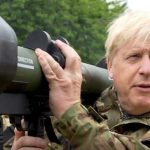 Boris Johnson merr pjesë në stërvitjen e trupave ukrainas